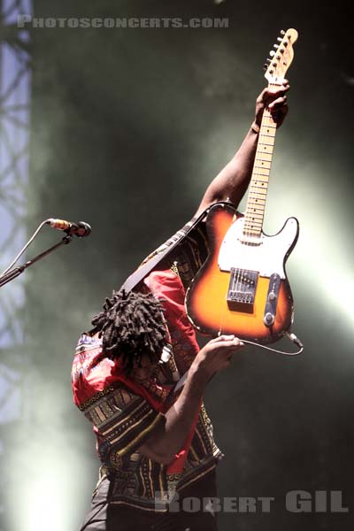 BLOC PARTY - 2009-08-28 - SAINT CLOUD - Domaine National - Scene de la Cascade - Rowland Kelechukwu Okereke